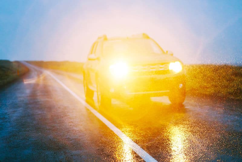 Light and glare sensitivity cataract symptom